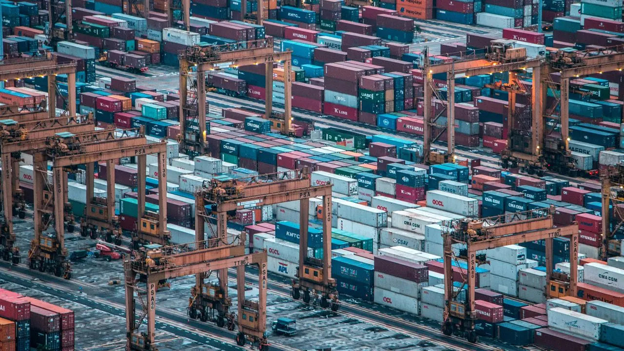 Conteneurs maritimes alignés sur une zone logistique