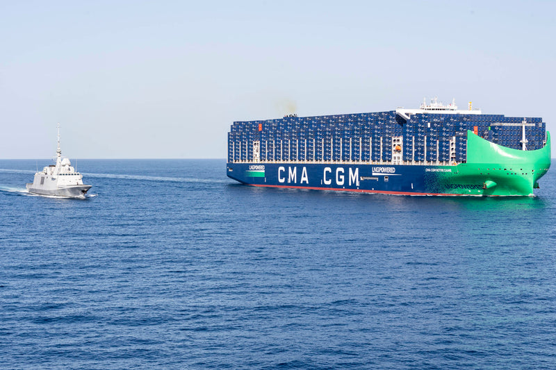 Le CMA CGM Notre-Dame escorté en mer, porte-conteneurs sous pavillon français