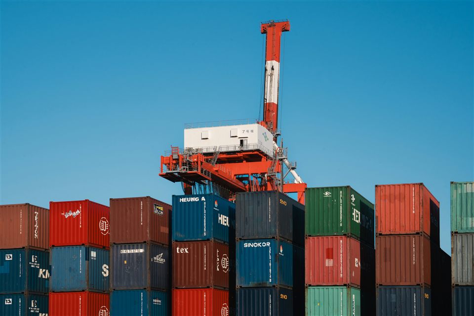 Conteneurs maritimes alignes dans un depot